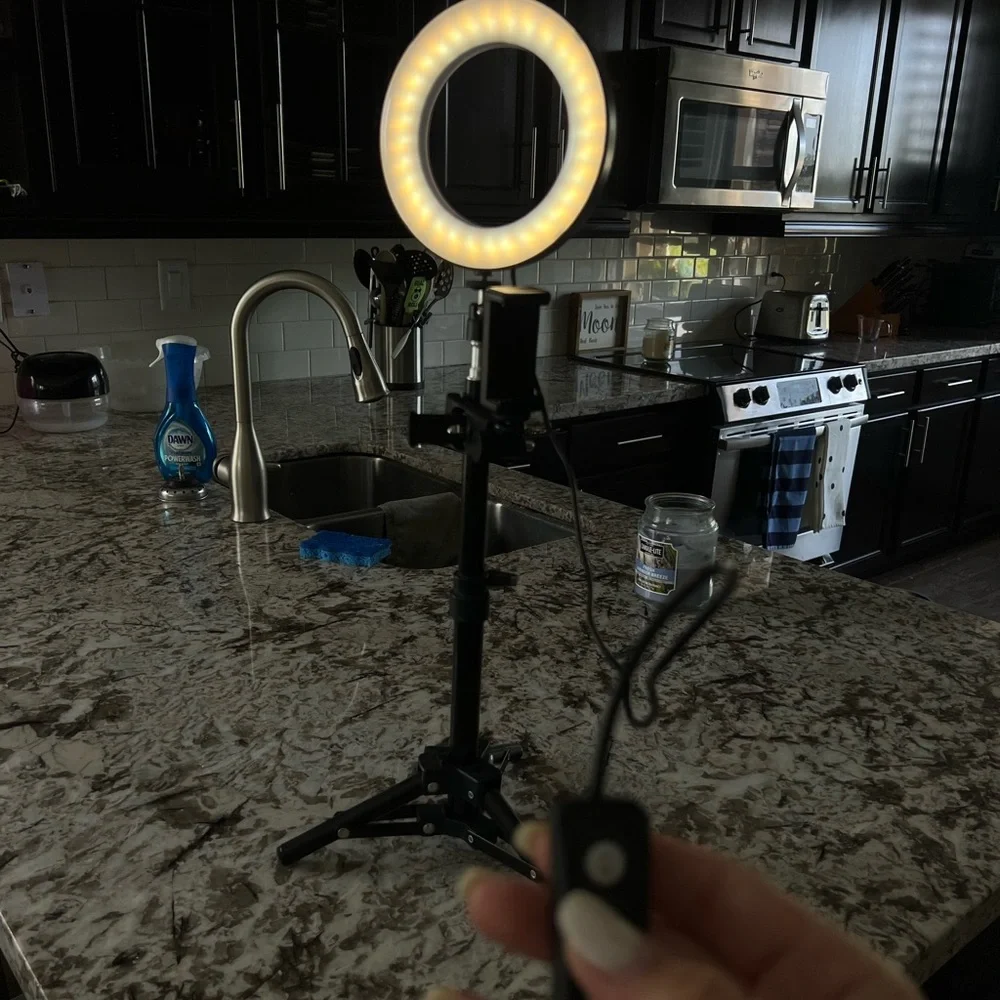 Selfie ring and tri-pod. Different settings & adjustable